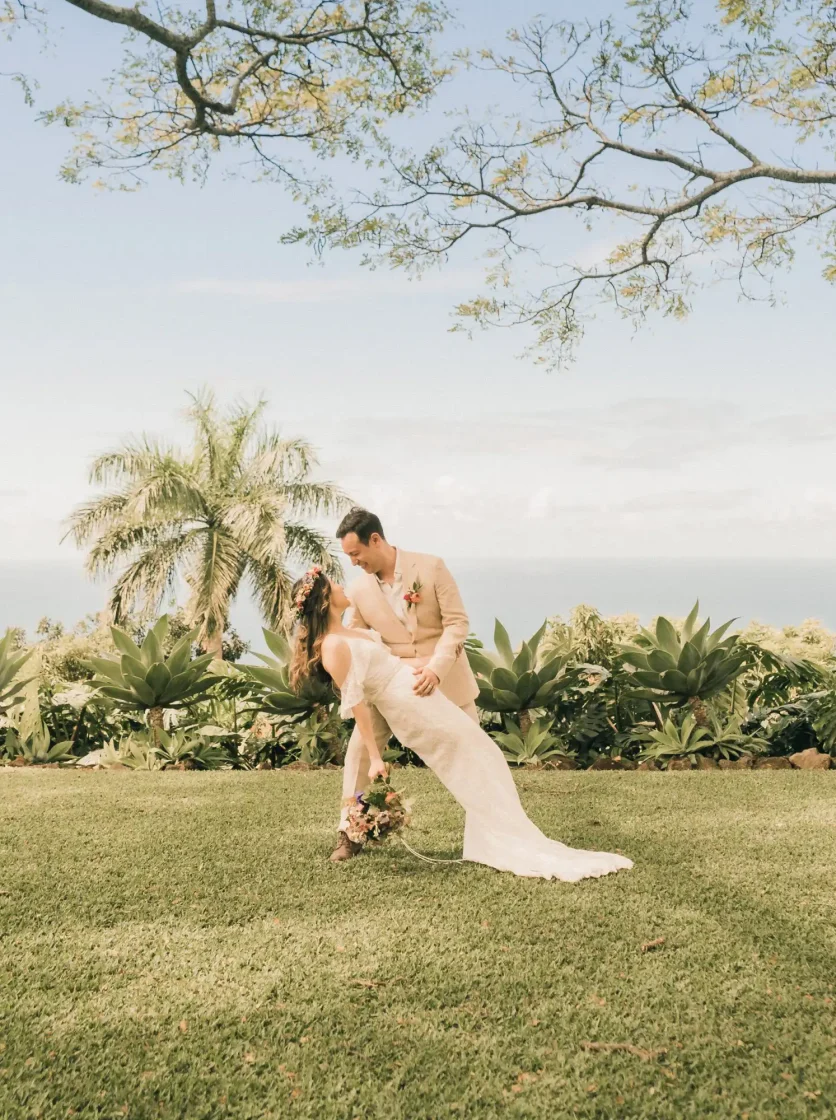 Couple traveling to elope in Hawaii ocean view