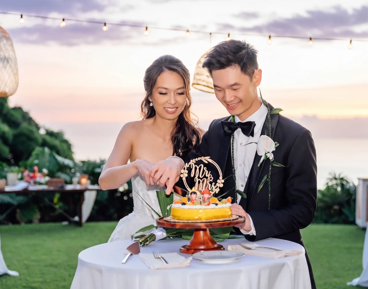 Jiasen & Deanna's wedding at Holualoa Inn | Bride & groom cutting cake